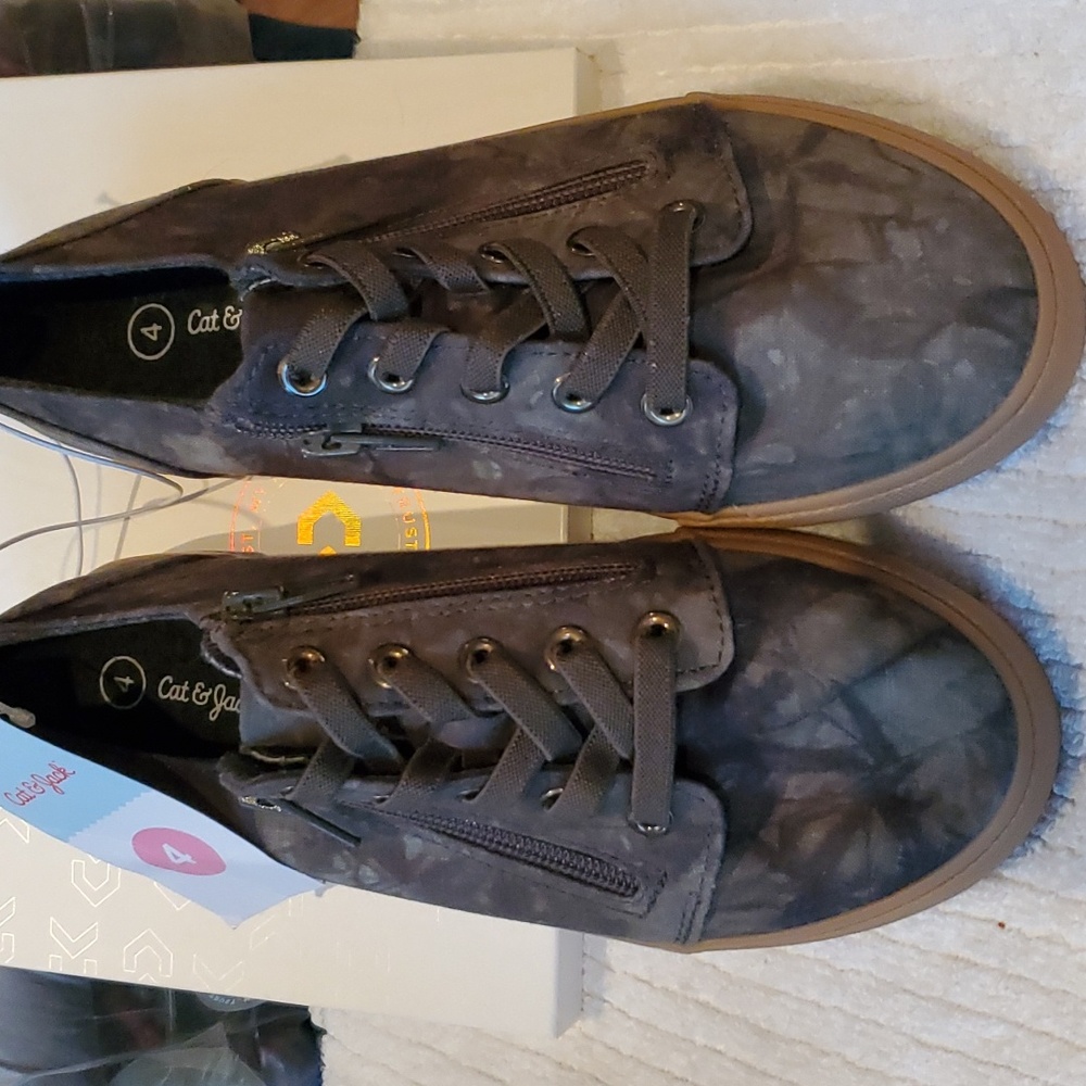 CAT AND JACK  GIRLS SIZE 4 ZIPPERED CANVAS SHOES